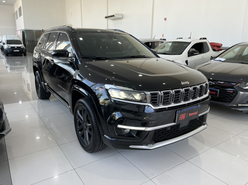 commander overland 2.0 turbo at9 4x4 24/25 gasolina preta2