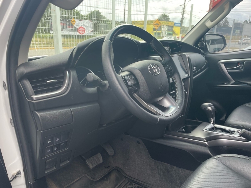 toyota hilux sw4 2.8 d-4d turbo diesel srx 7l 4x4 automatico 2024