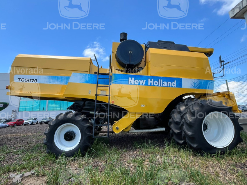 new holland - colhietadeira mod. tc 5070 / plataforma de corte 17 pes rigida ano 2008