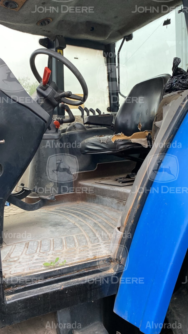 DPE_00026 - Trator mod. TM 150 - Ano 20022