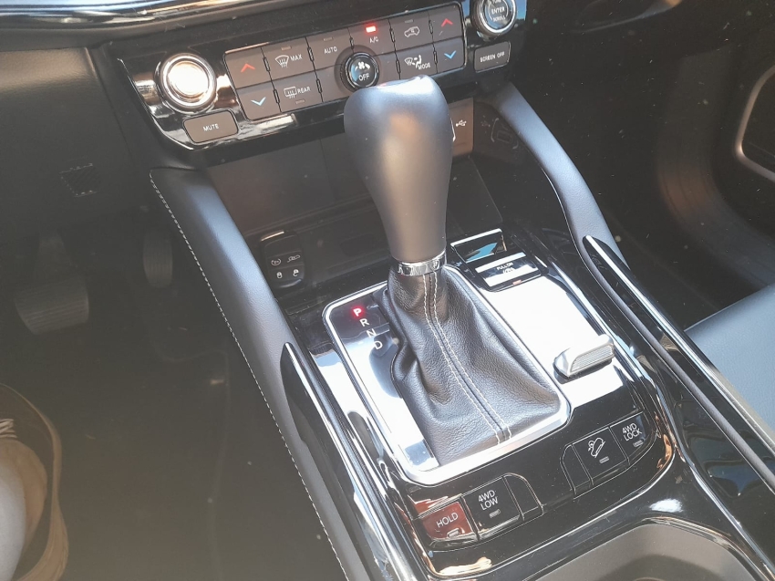 jeep commander 2.0 hurricane 4 turbo gasolina blackhawk at9 4.9 4p automatico 2025