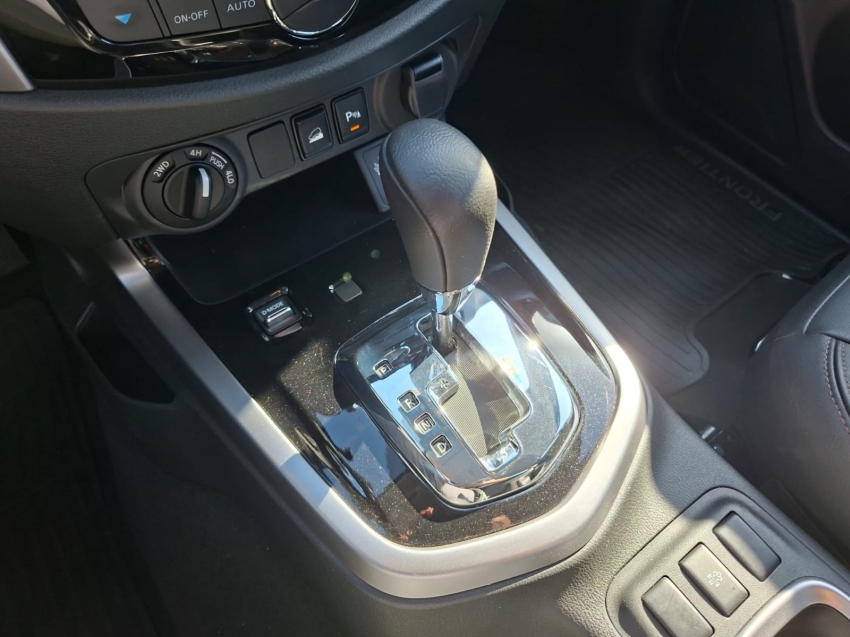 nissan frontier 2.3 16v turbo diesel platinum cd 4x4 automatico 2.2 4p 202514