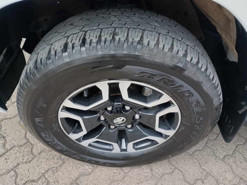 toyota hilux 2.8 d-4d turbo diesel cd power pack 4x4 automatica 5p automatico 202414