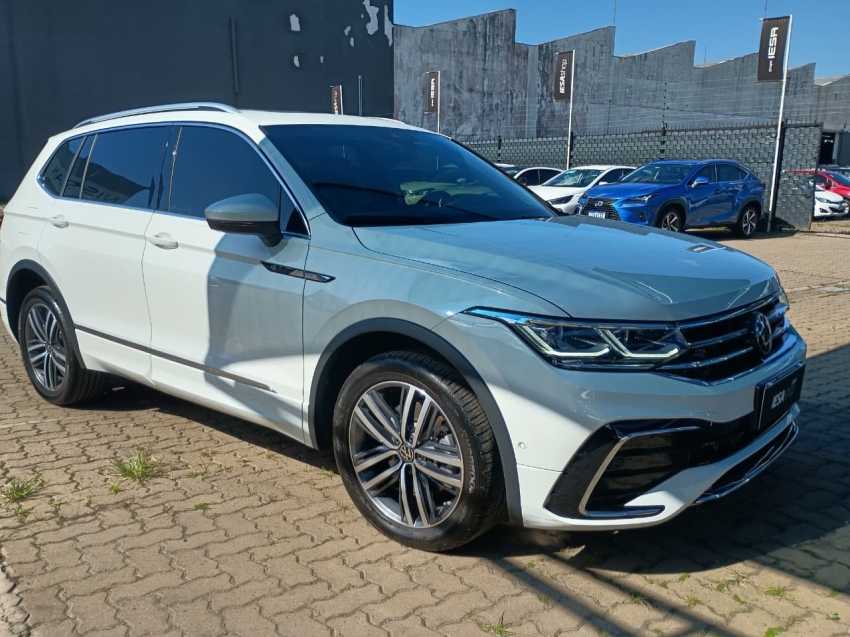 volkswagen tiguan 2.0 300 tsi gasolina allspace r-line automatico 1.3 4p 2025