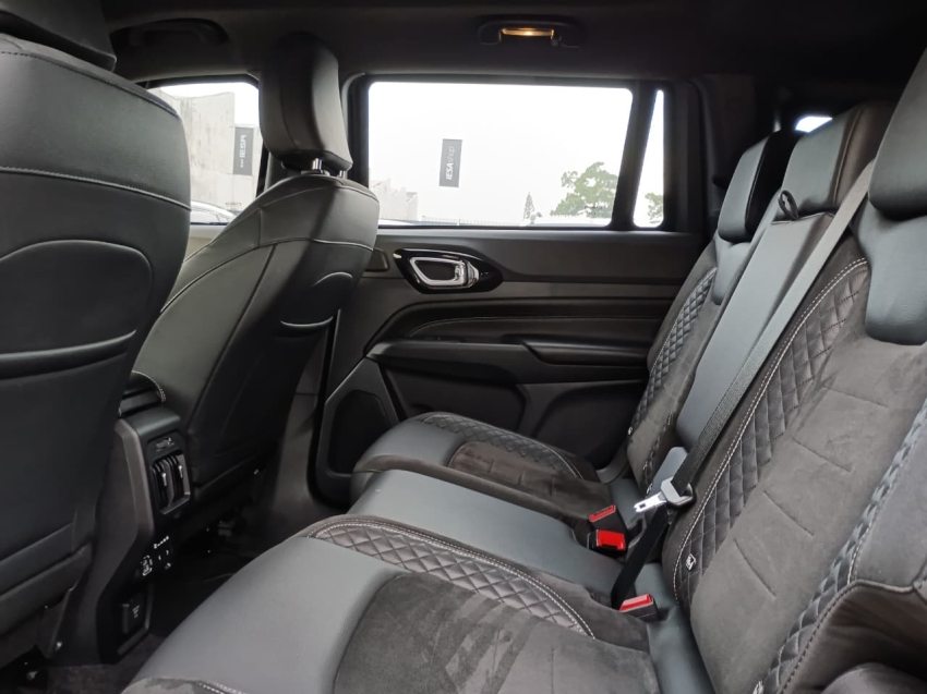 jeep commander 2.0 hurricane 4 turbo gasolina blackhawk at9 4p automatico 202513