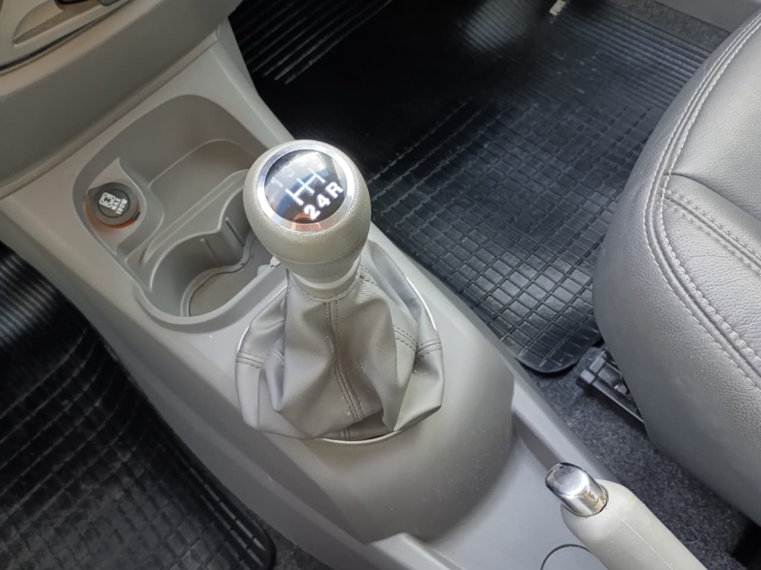 fiat grand siena 1.6 mpi essence 16v flex 4p manual 201313