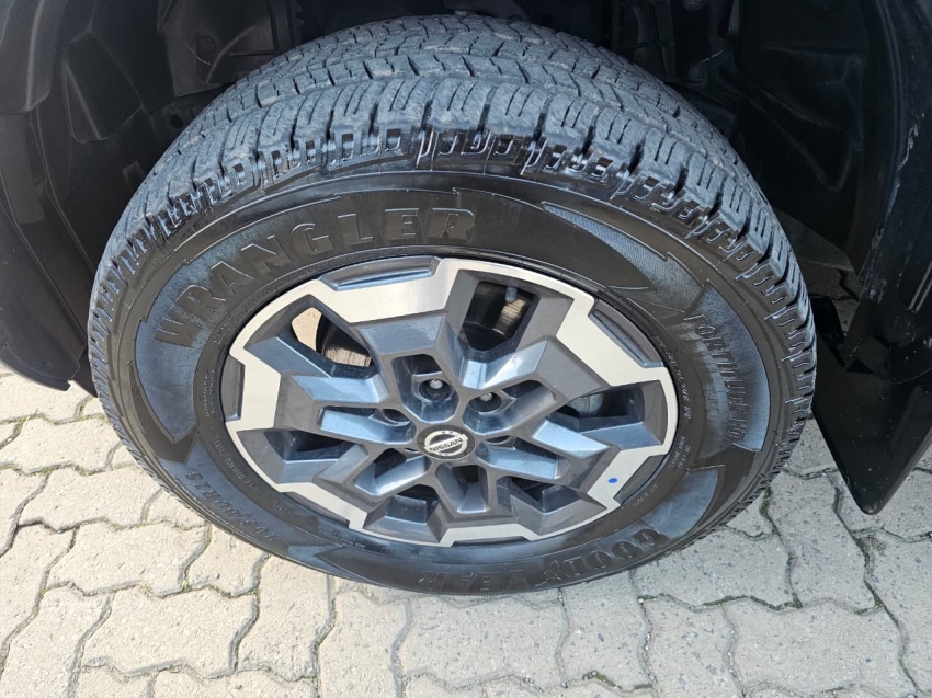 nissan frontier 2.3 16v turbo diesel platinum cd 4x4 automatico 4p 202314