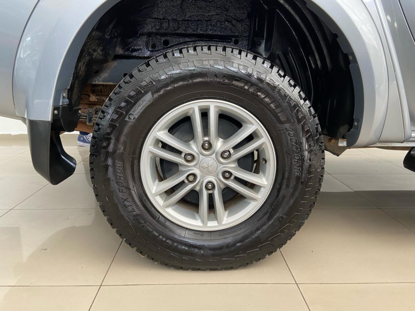mitsubishi l200 triton 3.5 hpe 4x4 cd v6 24v flex 4p automatico 2015