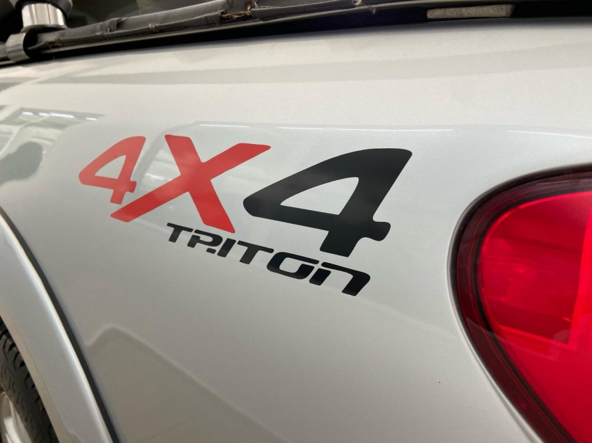 mitsubishi l200 triton 3.5 hpe 4x4 cd v6 24v flex 4p automatico 2015