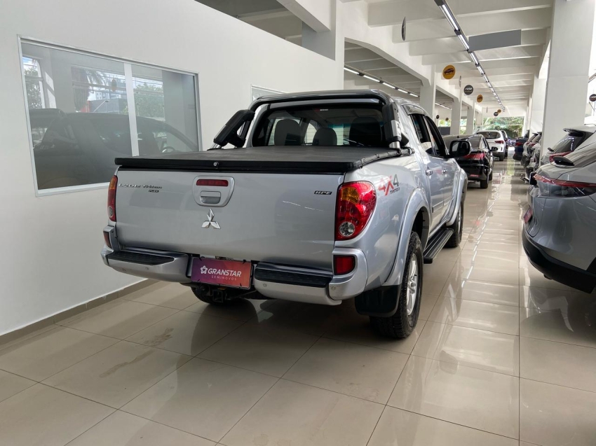 mitsubishi l200 triton 3.5 hpe 4x4 cd v6 24v flex 4p automatico 2015