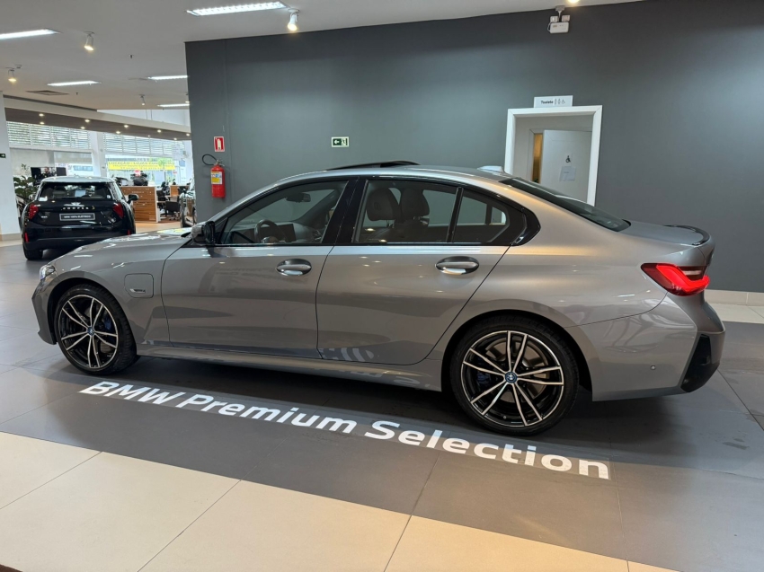 bmw 330e 2.0 16v turbo hibrido m sport automatico 4p 2024