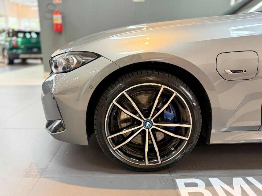 bmw 330e 2.0 16v turbo hibrido m sport automatico 4p 2024