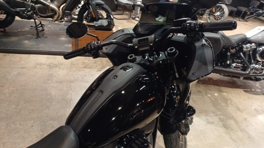 low rider st 2024  com apenas 594km