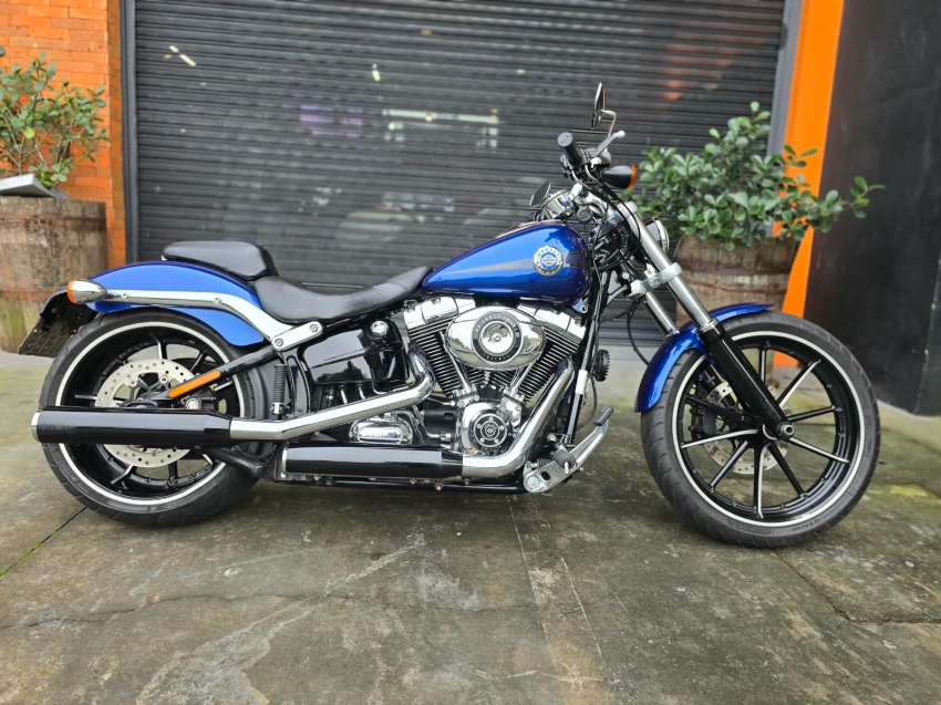 harley davidson breakout . 1585 gasolina 20154