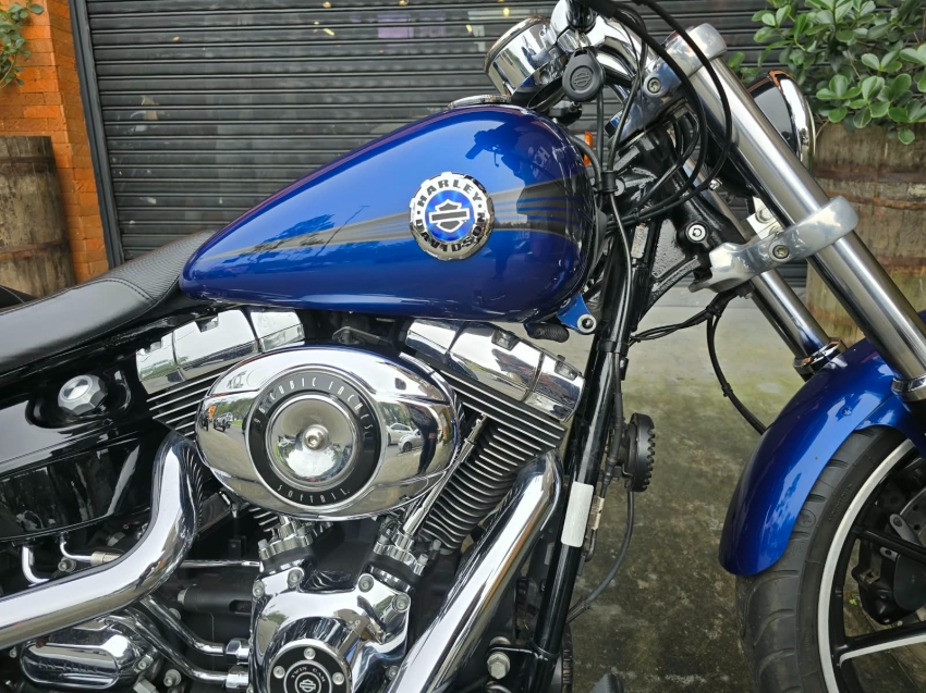 harley davidson breakout . 1585 gasolina 20152