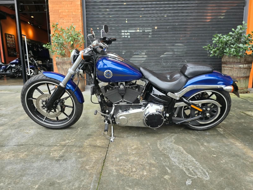 harley davidson breakout . 1585 gasolina 20150