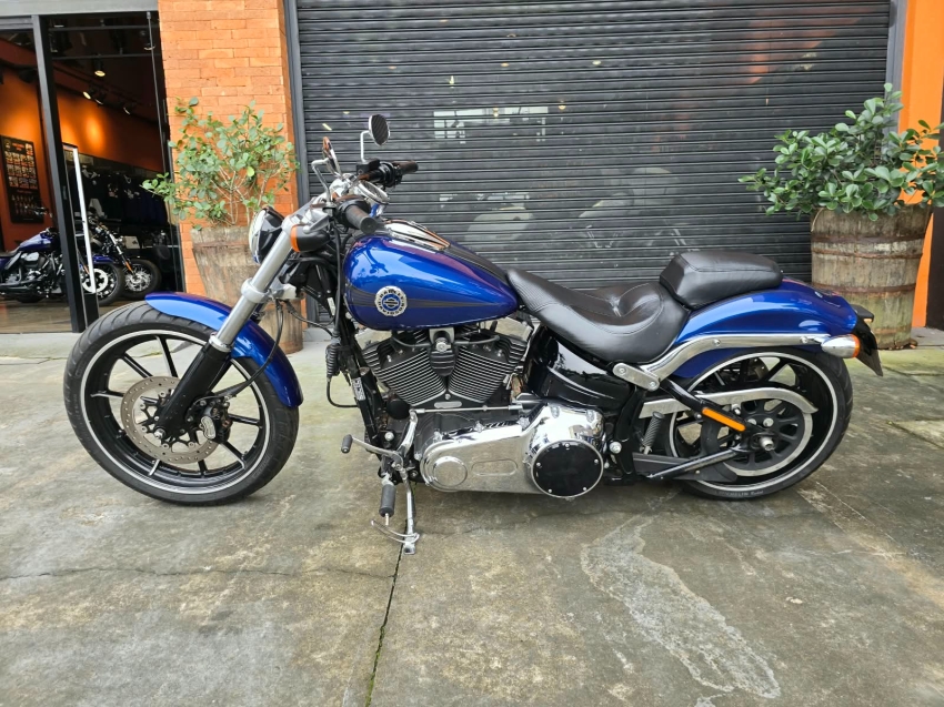 harley davidson breakout . 1585 gasolina 20151