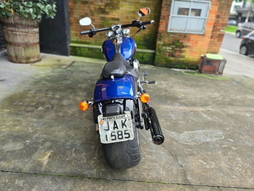 harley davidson breakout . 1585 gasolina 20157