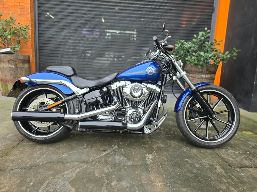harley davidson breakout . 1585 gasolina 20155