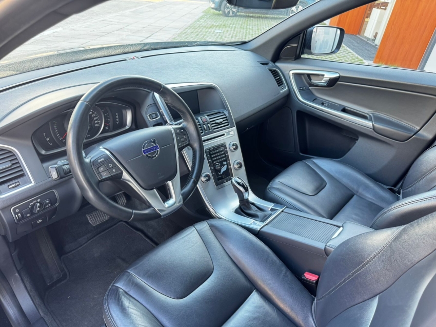 volvo xc60 2.4 d5 kinetic diesel awd 4p automatico 5p 20177
