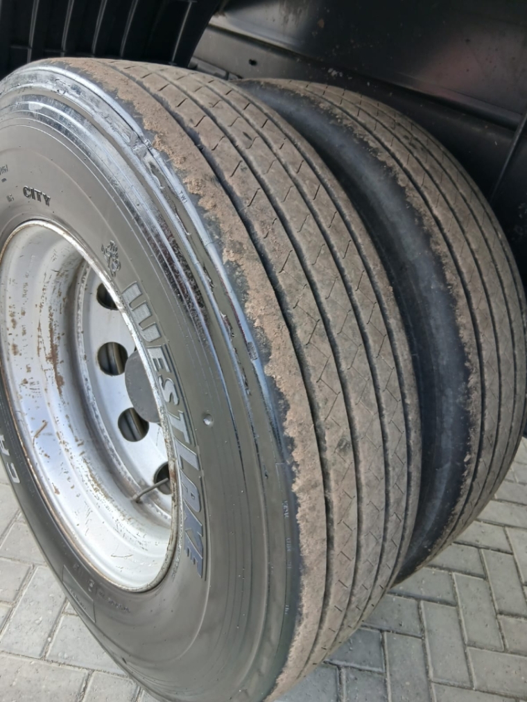 volkswagen constellation 24-280 8x2 diesel 2p manual 201412