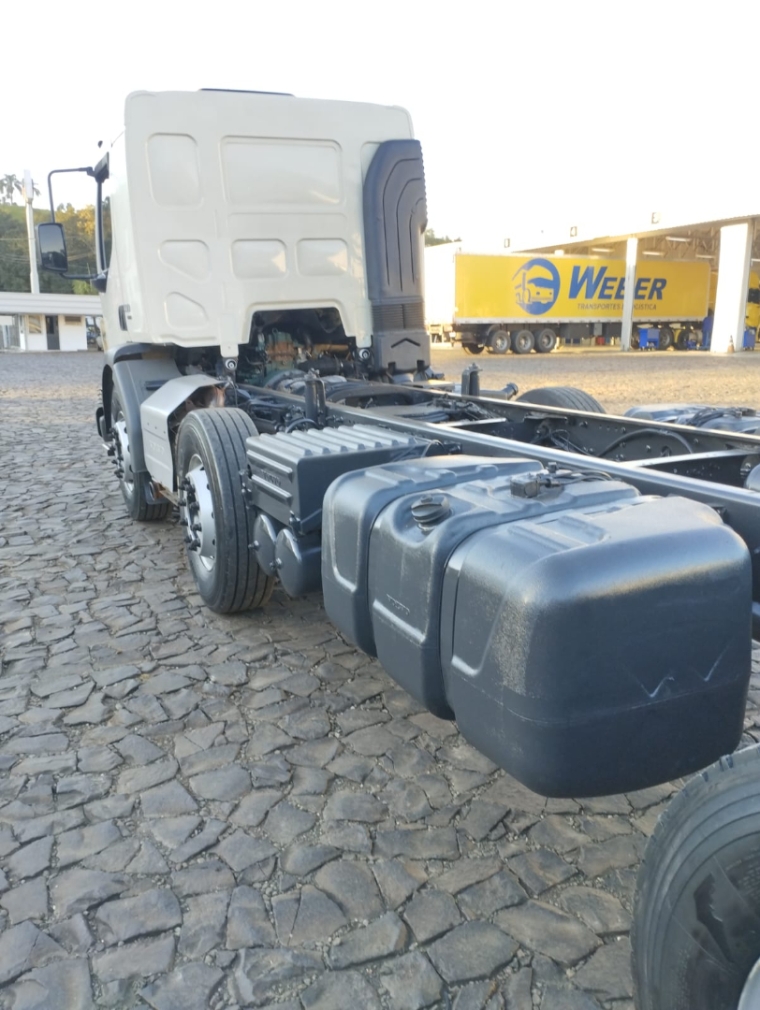 volvo vm 330 8x2 diesel 2p automatico 20225
