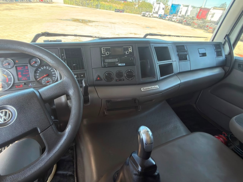 volkswagen constellation 25-420 6x2 diesel 2p automatico 202017
