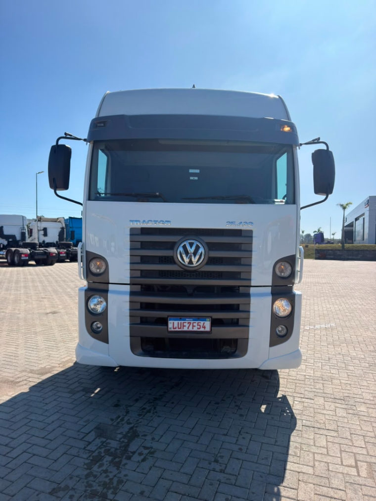 volkswagen constellation 25-420 6x2 diesel 2p automatico 20201