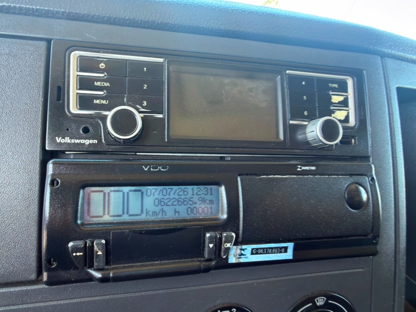 volkswagen constellation 25-420 6x2 diesel 2p automatico 202015