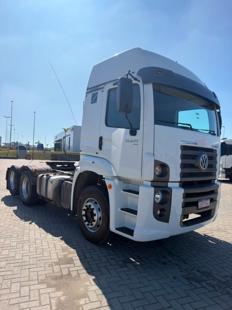 volkswagen constellation 25-420 6x2 diesel 2p automatico 20202