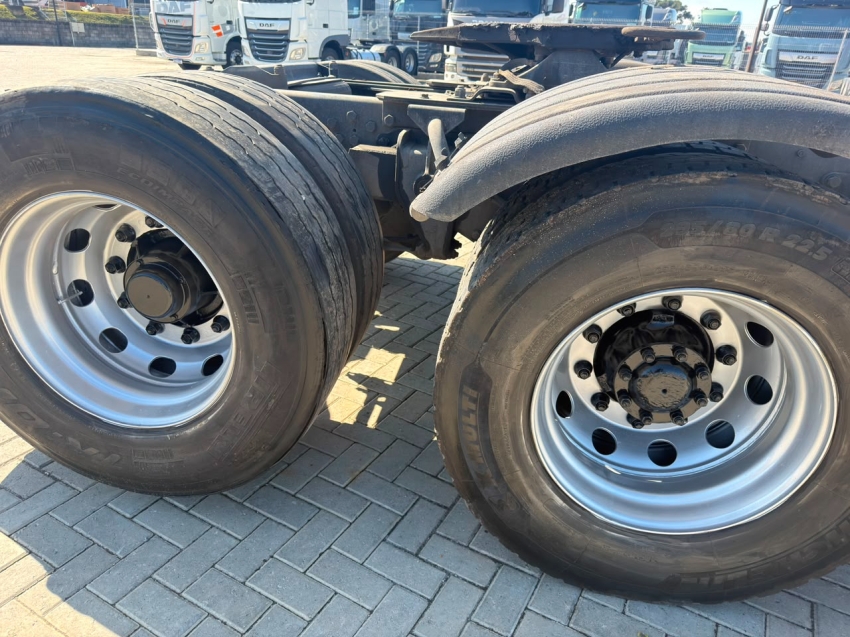 volkswagen constellation 25-420 6x2 diesel 2p automatico 20207