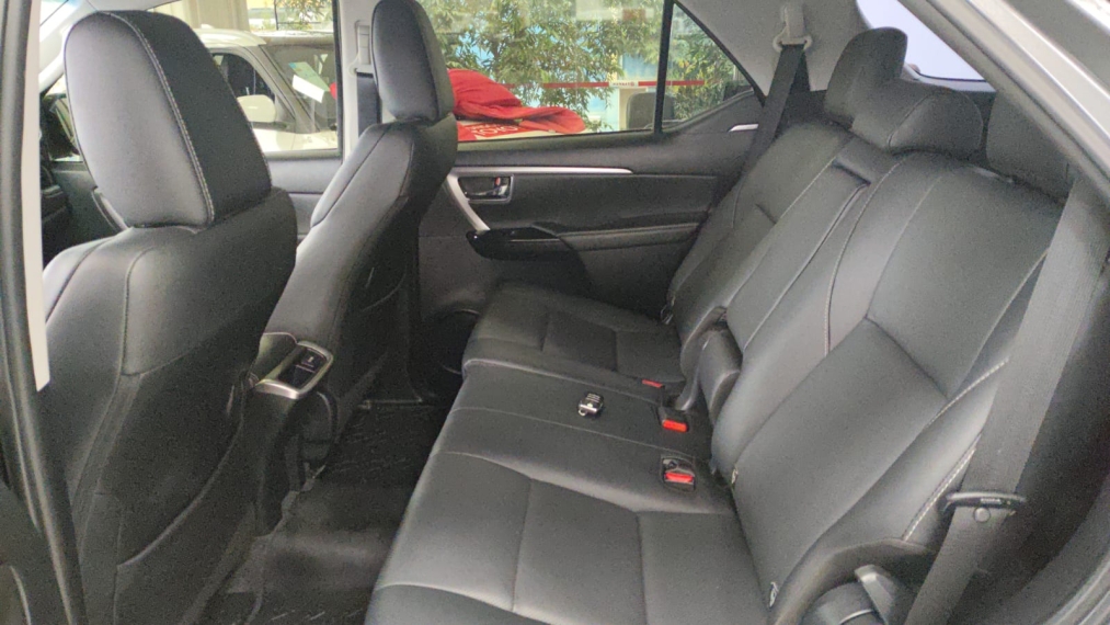 toyota hilux sw4 2.8 d-4d turbo diesel srx 7l 4x4 automatico 4p 202410
