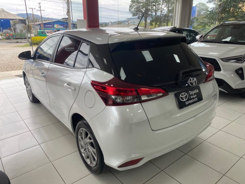 toyota yaris 1.5 16v flex xs connect multidrive 4p automatico 20235