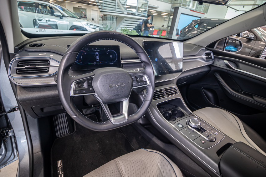 BYD KING 1.5 DM-I PHEV GL AUTOMÁTICO 13