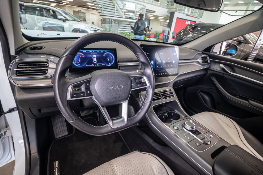 BYD KING 1.5 DM-I PHEV GL AUTOMÁTICO 13
