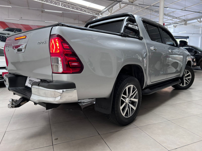 toyota hilux 2.8 srv 4x4 cd 16v diesel 4p at 19/20 seminovo3