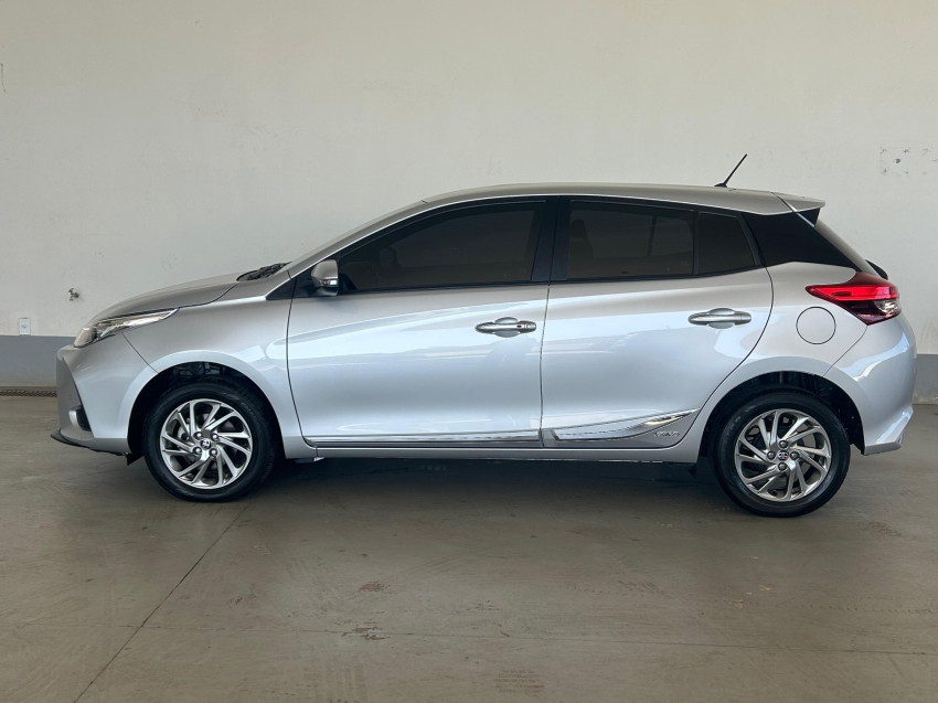 toyota yaris 1.5 16v flex xs multidrive 4p automatico 2025