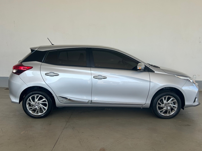 toyota yaris 1.5 16v flex xs multidrive 4p automatico 2025