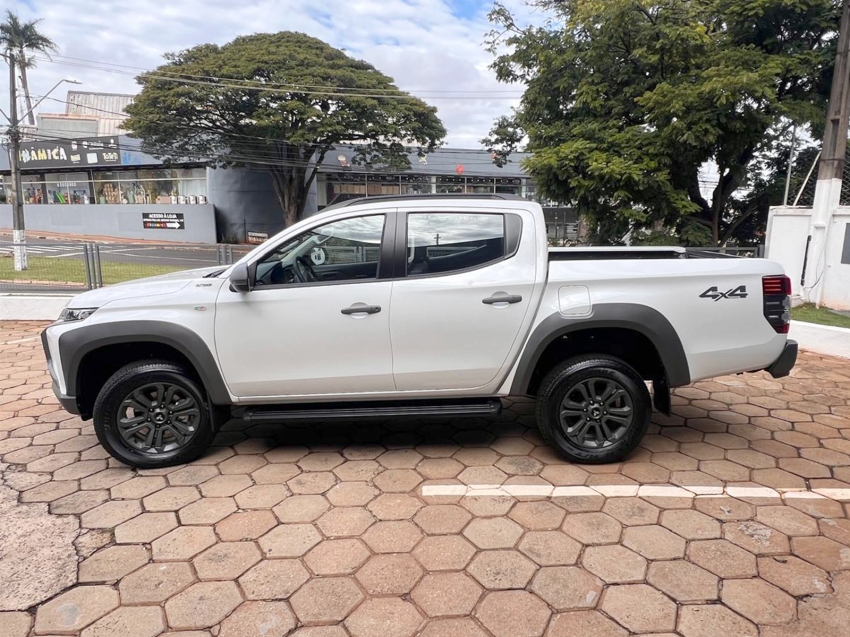 mitsubishi l200 triton 2.4 16v turbo diesel sport outdoor plus cd 4p 4x4 automatico manual 2025