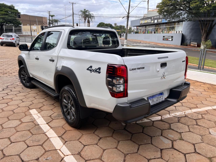 mitsubishi l200 triton 2.4 16v turbo diesel sport outdoor plus cd 4p 4x4 automatico manual 2025