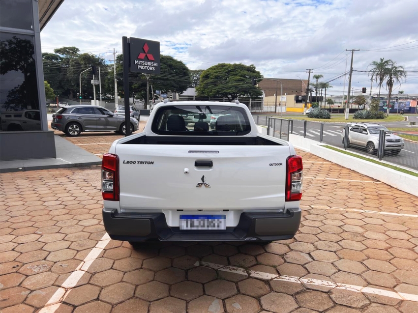 mitsubishi l200 triton 2.4 16v turbo diesel sport outdoor plus cd 4p 4x4 automatico manual 2025
