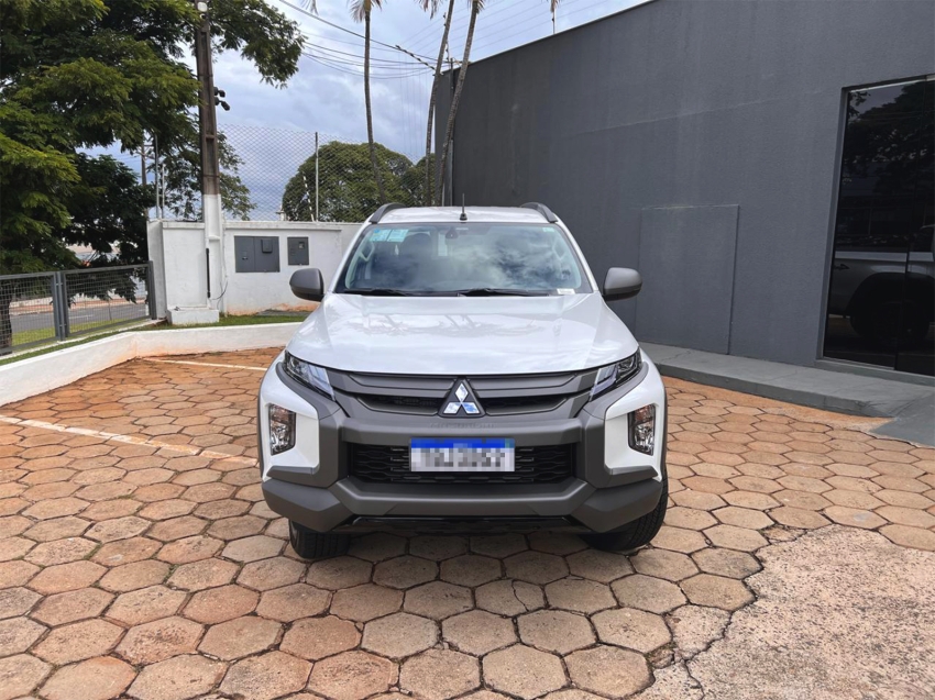 mitsubishi l200 triton 2.4 16v turbo diesel sport outdoor plus cd 4p 4x4 automatico manual 2025