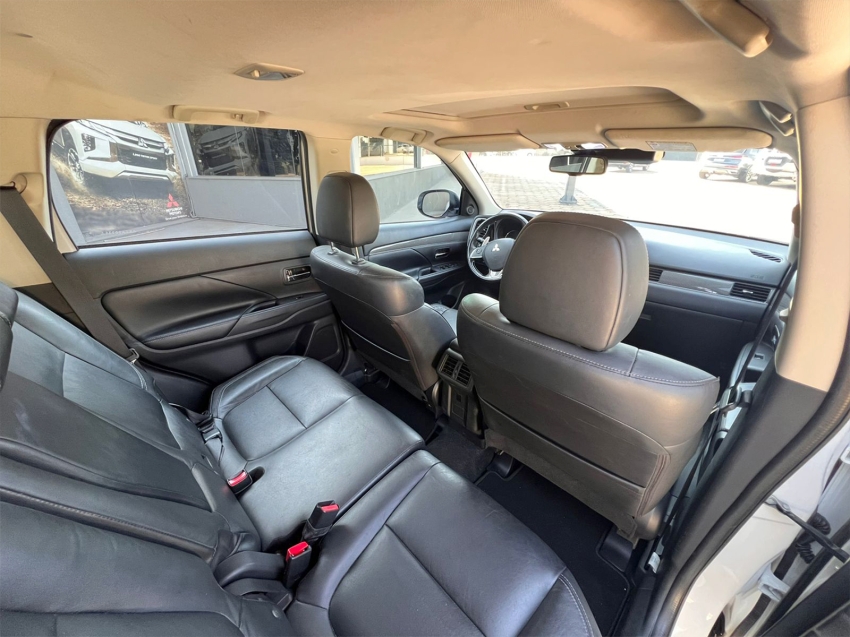 mitsubishi outlander 2.2 mivec di-d diesel hpe-s awd automatico 1.6 5p manual 2019