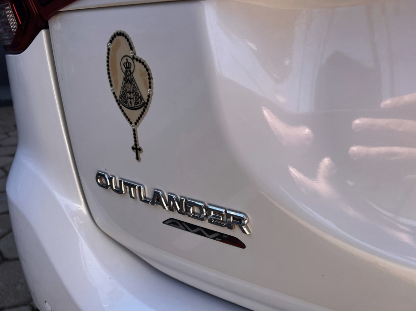 mitsubishi outlander 2.2 mivec di-d diesel hpe-s awd automatico 1.6 5p manual 2019