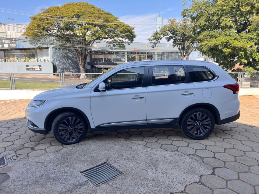 mitsubishi outlander 2.2 mivec di-d diesel hpe-s awd automatico 1.6 5p manual 2019