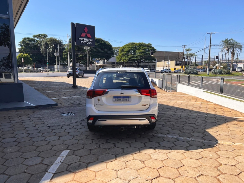 mitsubishi outlander 2.2 mivec di-d diesel hpe-s awd automatico 1.6 5p manual 2019