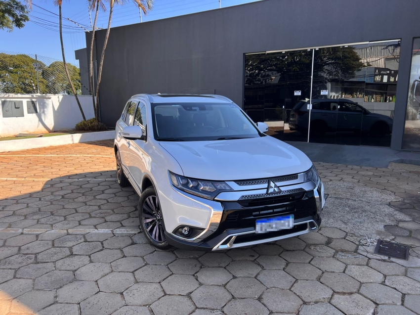 mitsubishi outlander 2.2 mivec di-d diesel hpe-s awd automatico 1.6 5p manual 2019