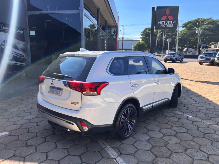 mitsubishi outlander 2.2 mivec di-d diesel hpe-s awd automatico 1.6 5p manual 2019