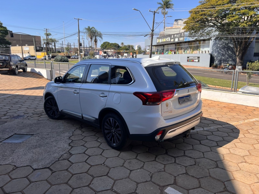 mitsubishi outlander 2.2 mivec di-d diesel hpe-s awd automatico 1.6 5p manual 2019