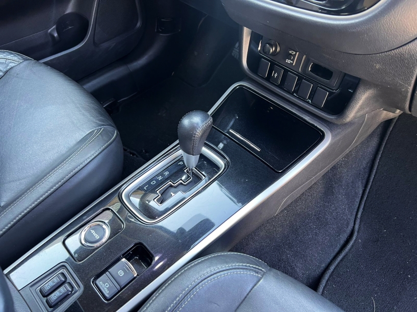 mitsubishi outlander 2.2 mivec di-d diesel hpe-s awd automatico 1.6 5p manual 2019